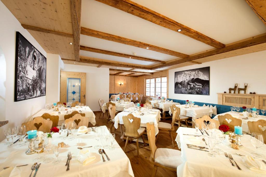 Reštaurácia alebo iné gastronomické zariadenie v ubytovaní Sporthotel Schönruh