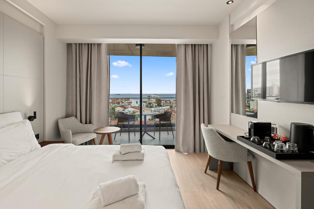 Un pat sau paturi într-o cameră la Warner Boutique Hotel-Adults Only