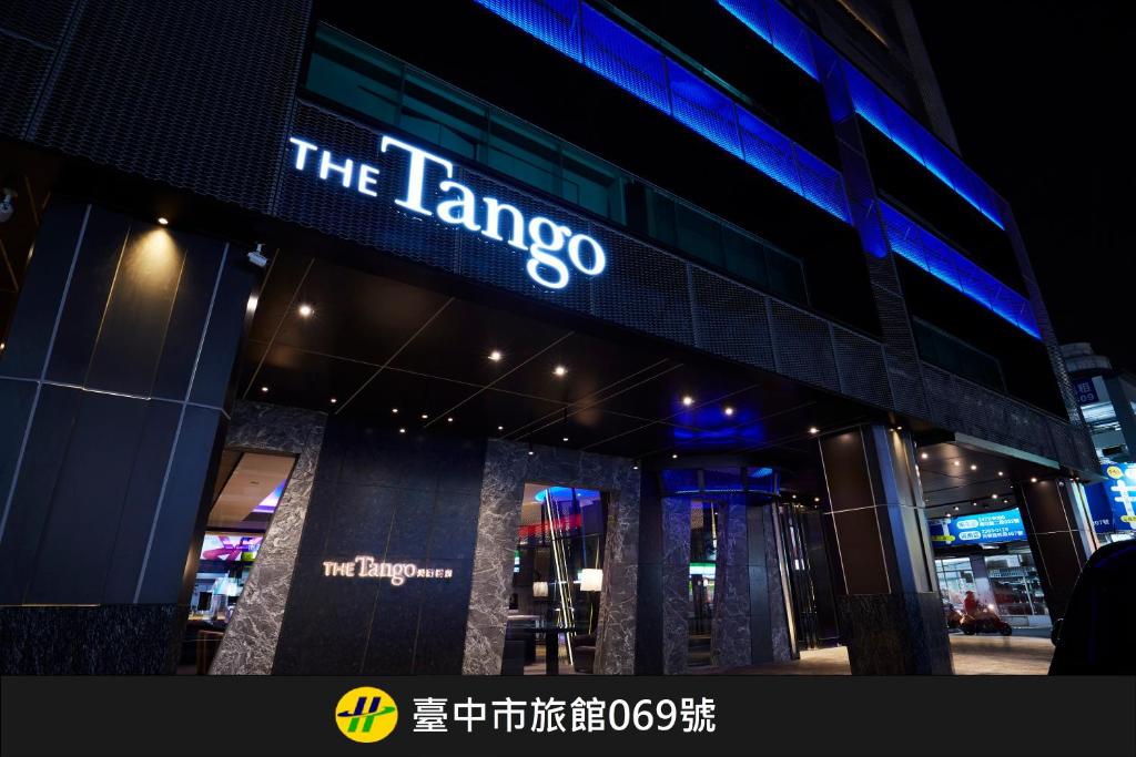 ein Schild an der Seite eines Gebäudes in der Unterkunft The Tango Taichung in Taichung