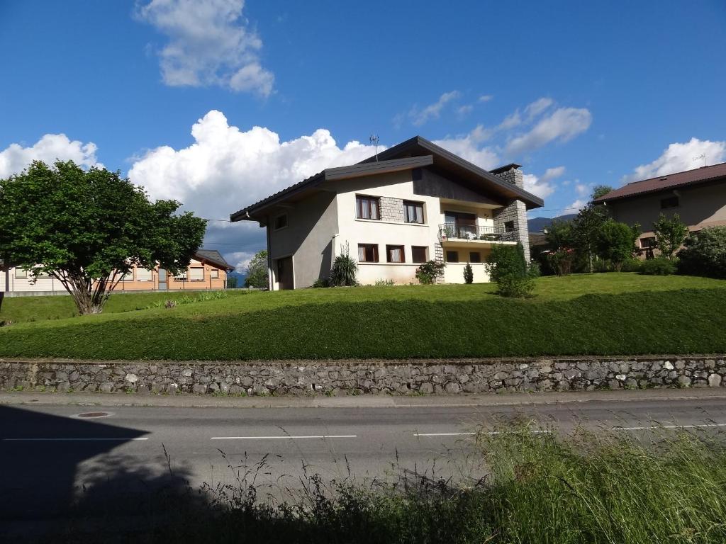 ein Haus am Straßenrand in der Unterkunft Chez Stan in Mercury