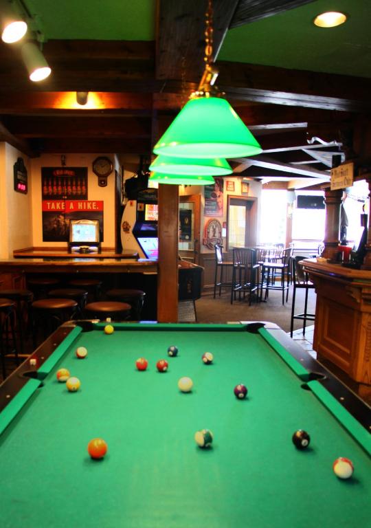 Una mesa de billar en Whistler's Inn
