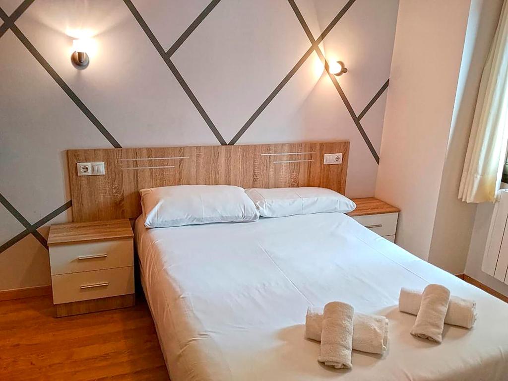 a bedroom with a bed with two towels on it at Apartamentos Pantebre 3000 in Pas de la Casa