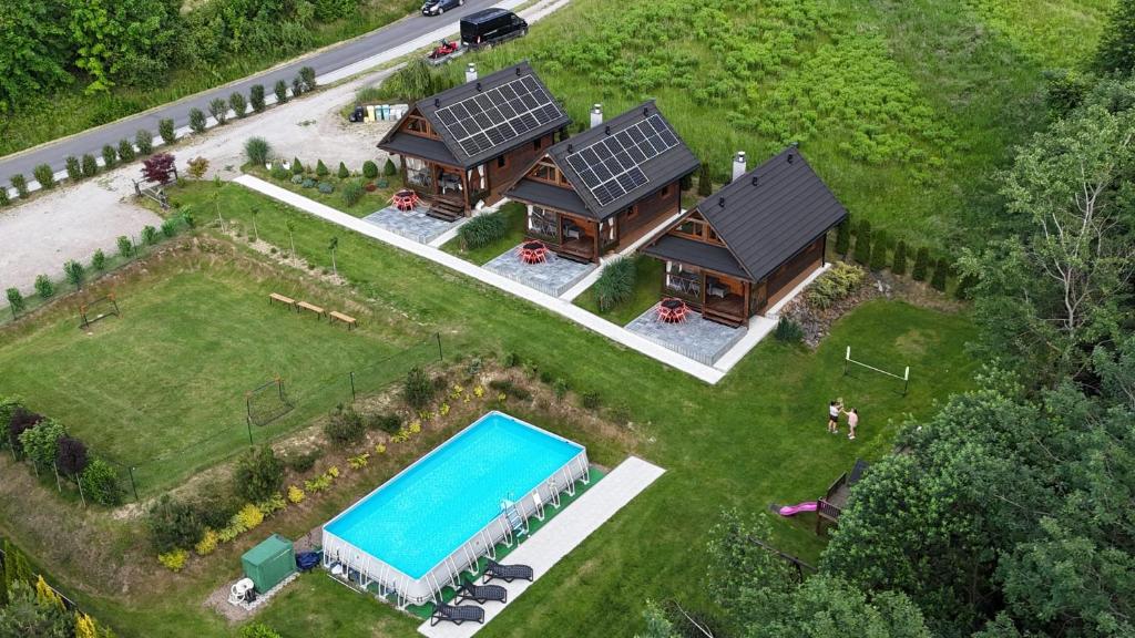 Draufsicht auf ein Haus mit Swimmingpool in der Unterkunft Chaty Trzy 731-950-635 in Solina