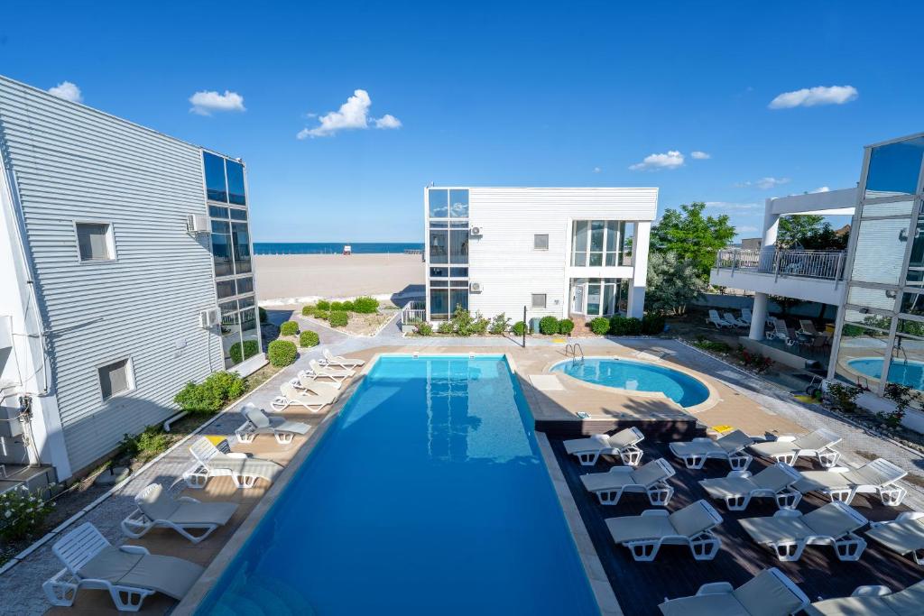 an overhead view of the pool at the beach hotel at Avenue Palm Eforie in Eforie Nord
