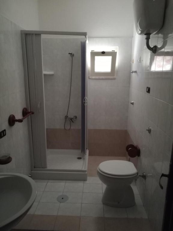 a bathroom with a shower and a toilet and a sink at Fosso Marchese in Cusano Mutri