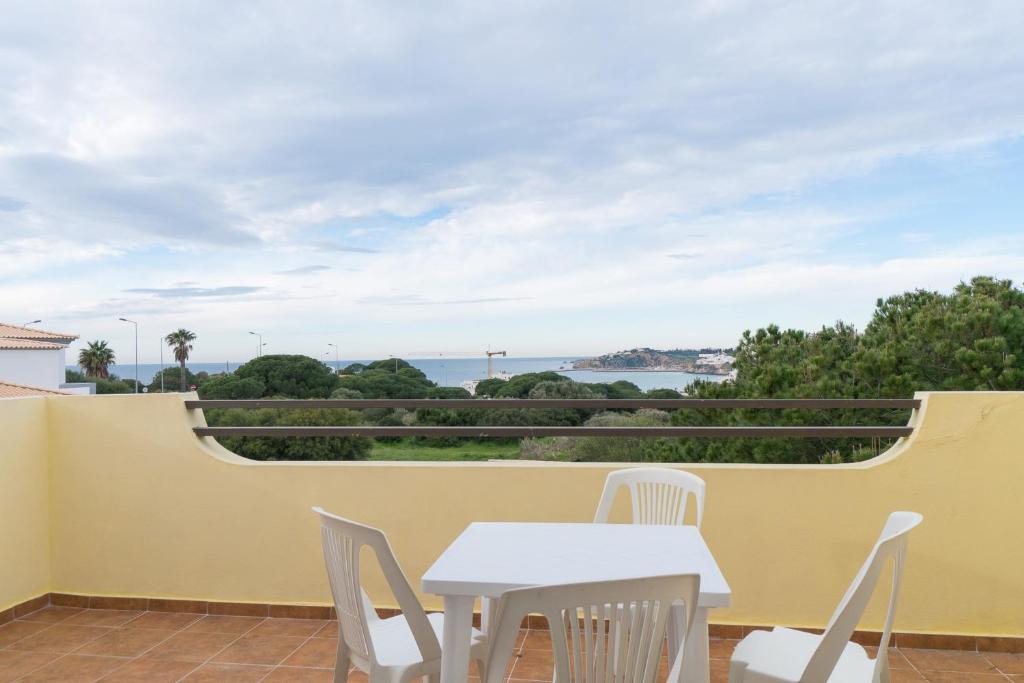 un tavolo e sedie su un balcone con vista di Akivillas Albufeira Golden ad Albufeira