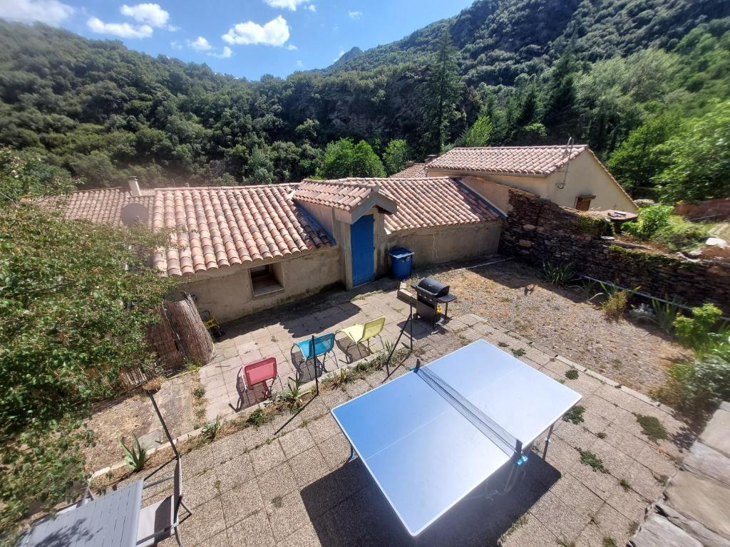 an overhead view of a ping pong table in front of a house at Au petit hameau - Votre gîte nature et paisible près du gouffre de Cabrespine in Cabrespine
