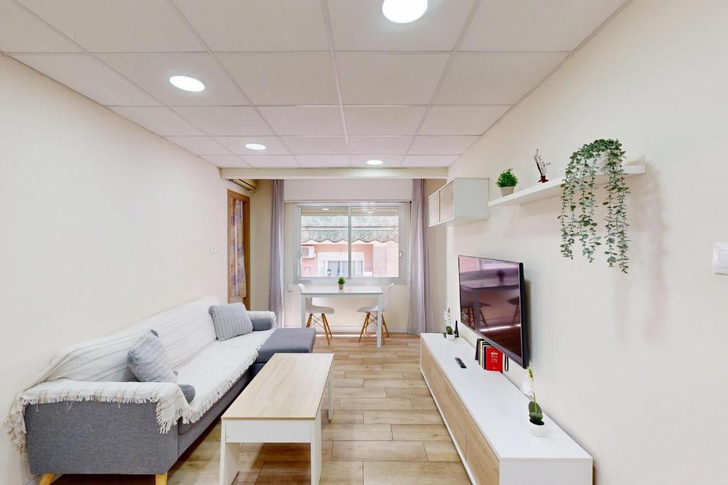 a living room with a couch and a tv at Apartamento Céntrico en Murcia in Murcia