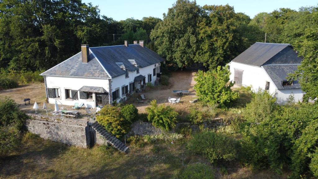 an aerial view of a white house at Maison d'hôtes- éco tourisme in Moux-en-Morvan