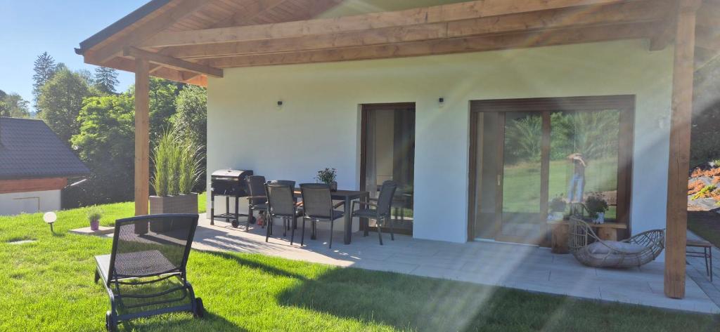 a patio with a table and chairs in a yard at Domki Partecznik Wisla in Wisła