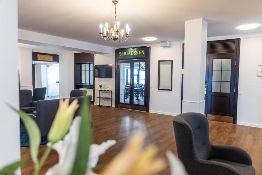 ein Besprechungsraum mit Stühlen, einem Tisch und einem Kronleuchter in der Unterkunft Hotel Phønix Aalborg in Aalborg