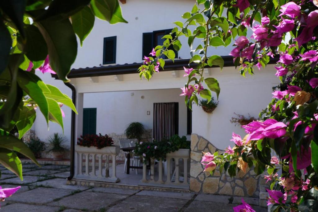A garden outside Appartamenti Serena