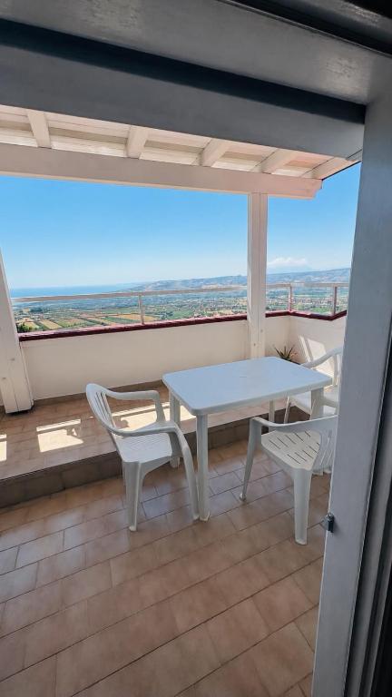 a table and chairs on a balcony with a view at Linoq in Montepagano