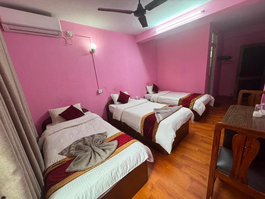 Om Tara Guest House Pvt Ltd - Camera Tripla Con Bagno Privato