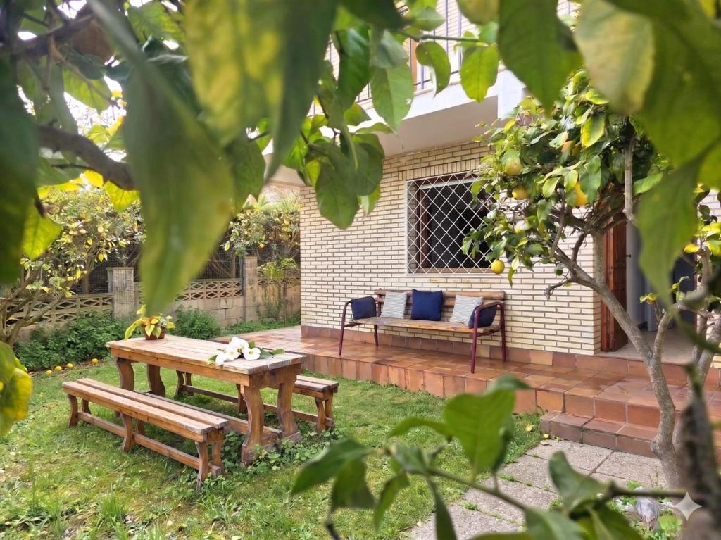a picnic table and bench in a yard at Apartamento La Hojarada 20809 in Argoños
