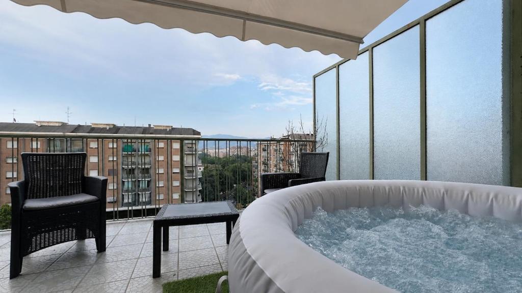 a hot tub on a balcony with a view at oasi relax Jacuzzi ultimo piano in Turin