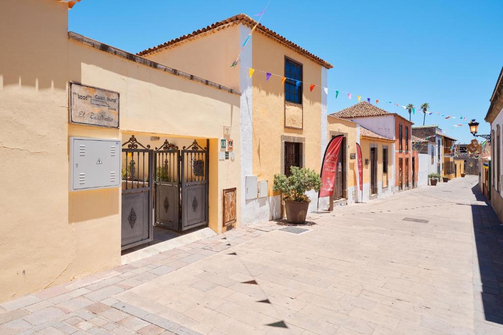 an empty street in a town with buildings at Casa Rural El Traspatio in Granadilla de Abona