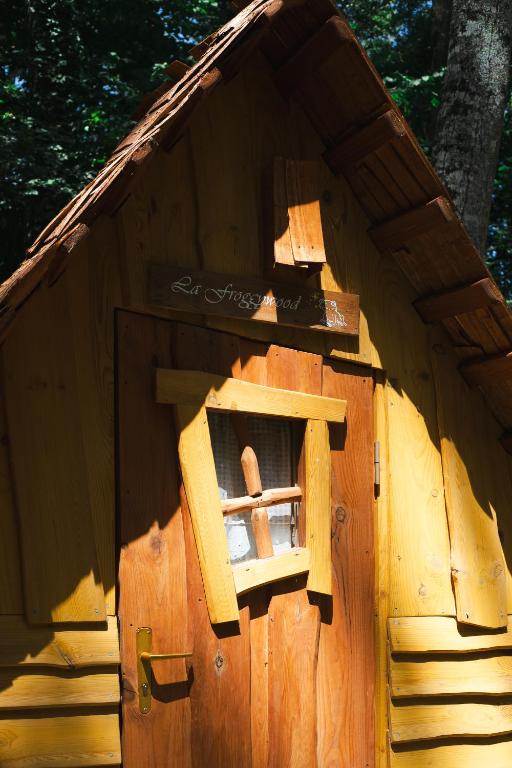 a wooden play house with a window in it at Cabane Froggyroom in Vouillé
