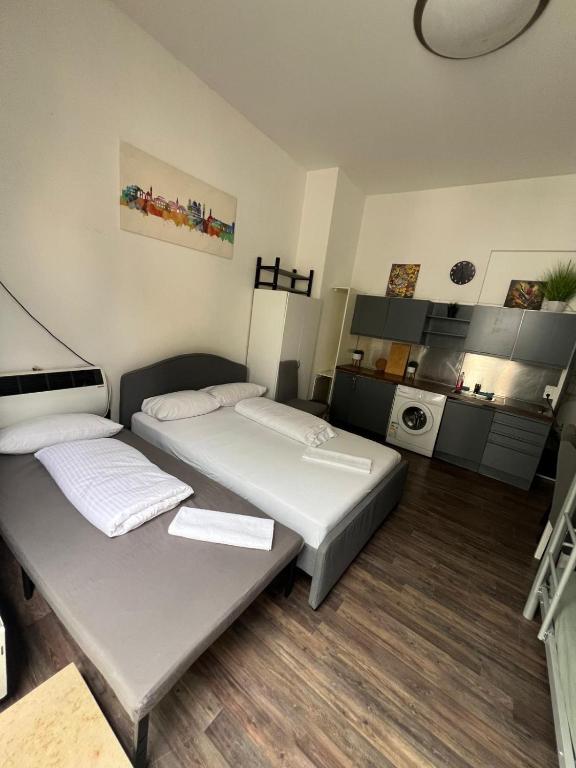 a room with two beds in a room at CoolApart in Augsburg in Augsburg