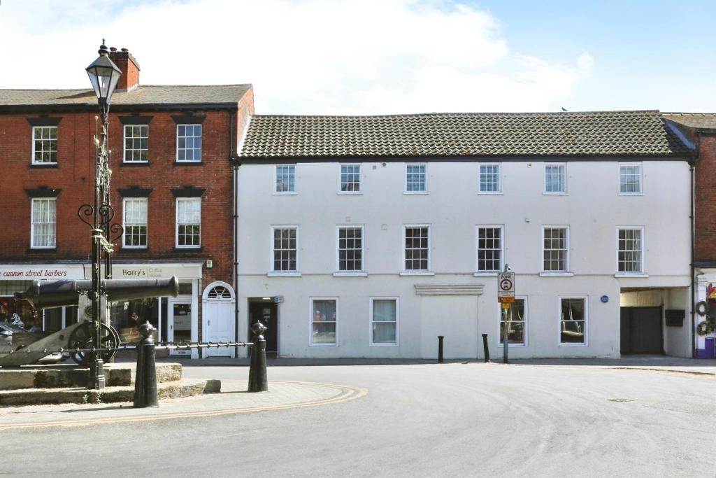 a large white building in front of a street at Sleeps2-CentralLocation-FamilyFriendly-NewRefurb in Retford