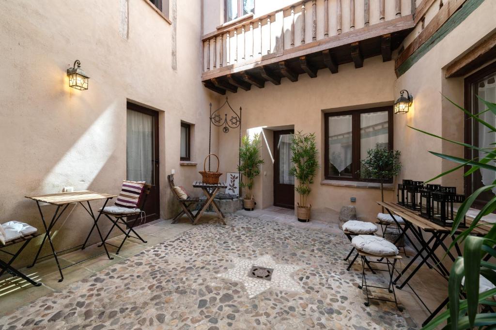 Patio in the Heart of Toledo , Pets , Family