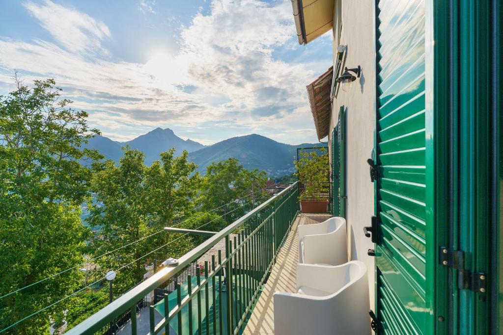 a balcony with a view of the mountains at Bella veduta Sun in Agerola