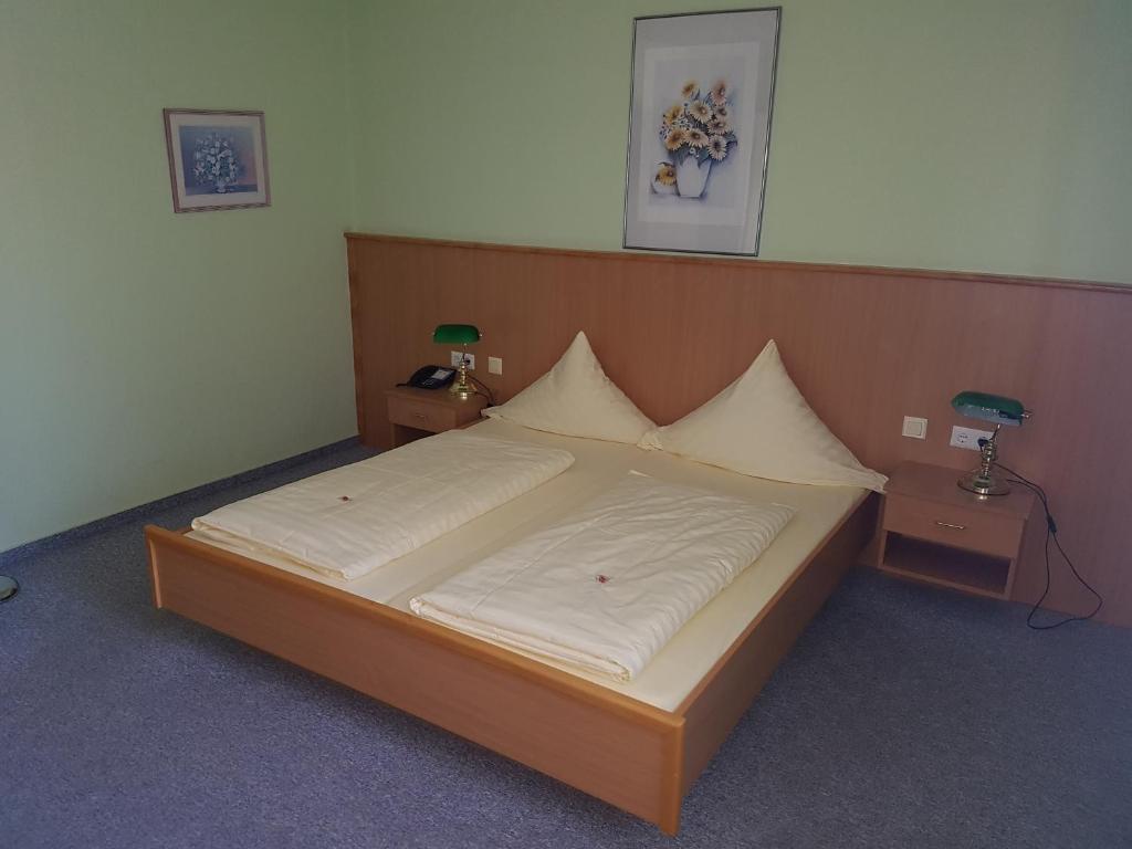 Postel nebo postele na pokoji v ubytování Hotel Stadt Baunatal