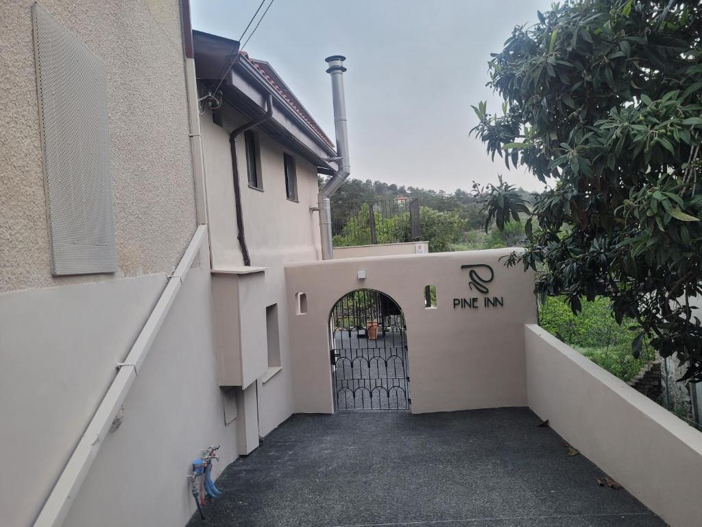 un ingresso a un edificio con un cancello di Pine Inn a Spilia