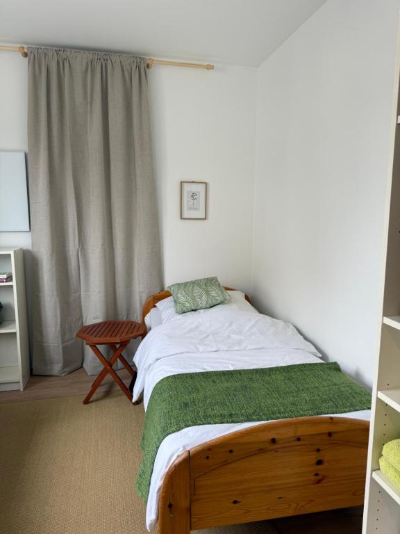 a bedroom with a bed with a green blanket at Lorenzo Apartments 05 in Burglengenfeld