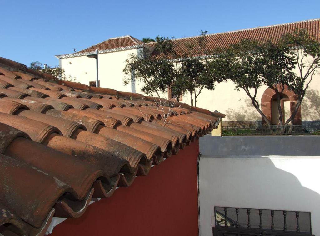 a roof of a building with red tiled roofs at Estudios Cientouno in Las Lagunas