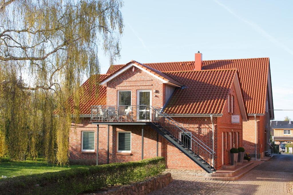 ein Backsteinhaus mit einer seitlichen Treppe in der Unterkunft Backhaus Meeresblick in Meeschendorf