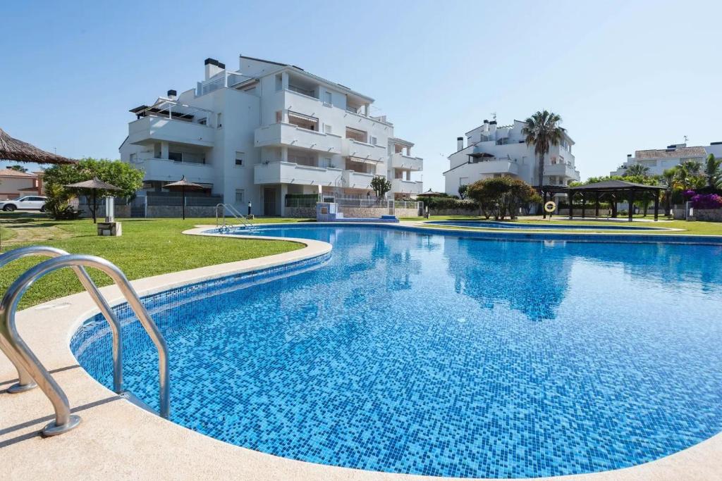 a large swimming pool in front of a building at Apartamento EntreOlas in El Verger