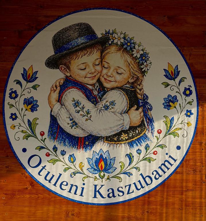 a plate with a picture of two children hugging at Otuleni Kaszubami in Kiełpino