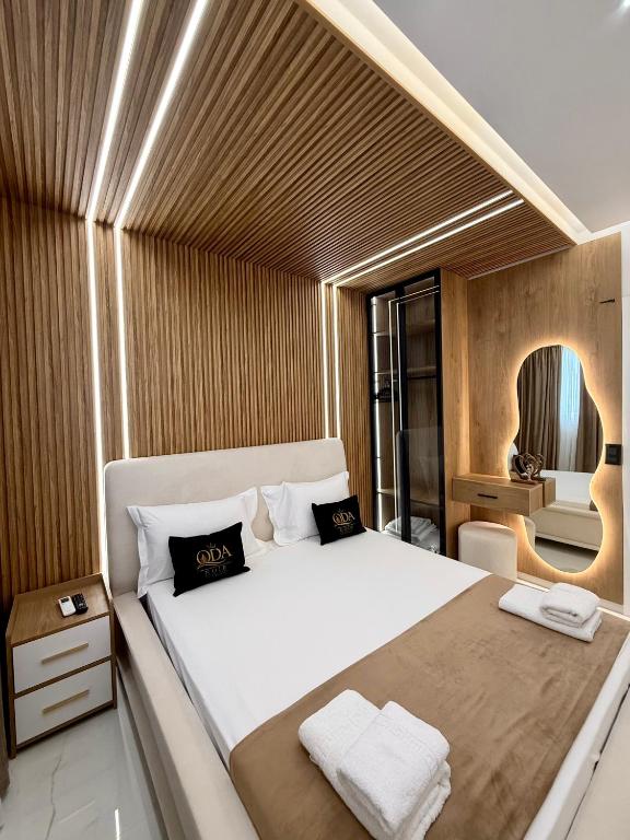 a bedroom with a large white bed in a room at Apartments Oda Hotel in Velipojë