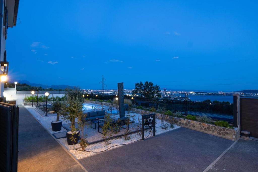 Viewpoint Holiday Home with heated pool & sew view