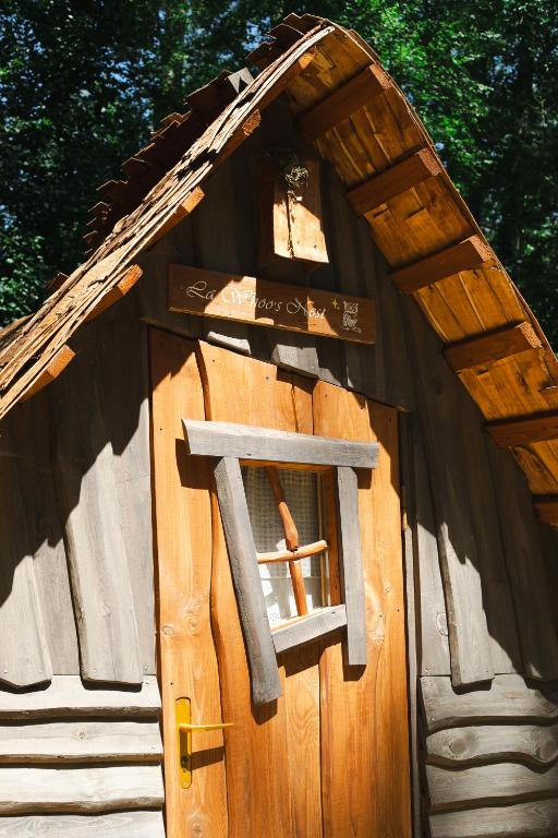 a door to a play house with a window at Cabane Mushroom in Vouillé