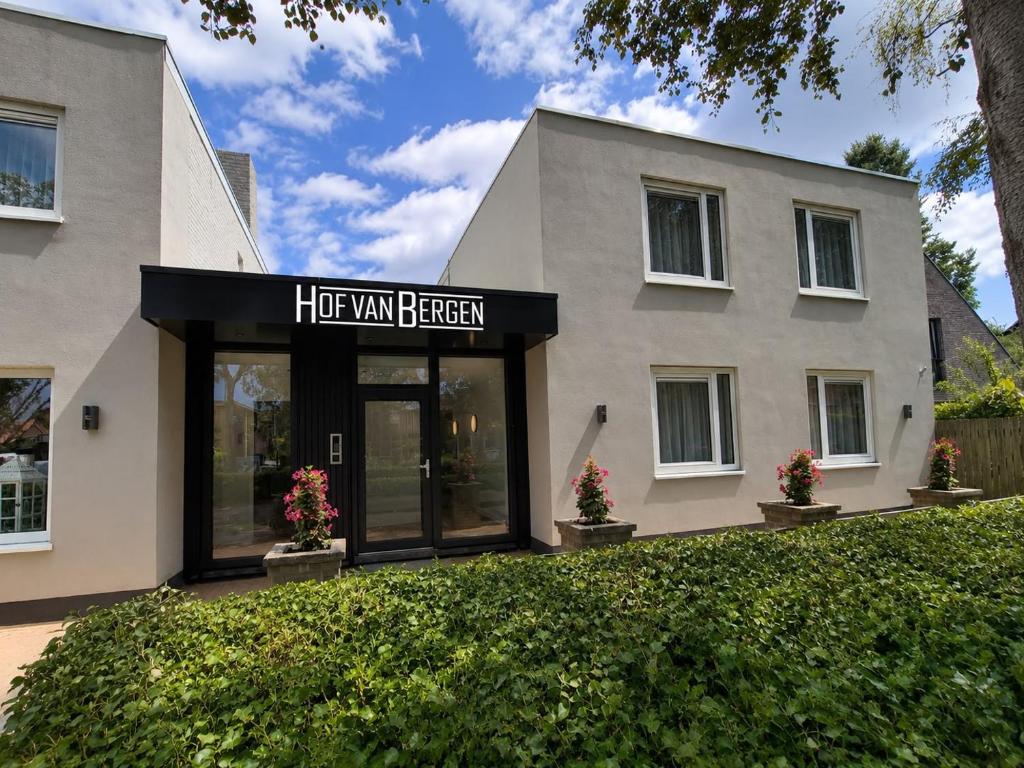un edificio con un'insegna che recita birra di cera di maiale di Hof van Bergen a Bergen
