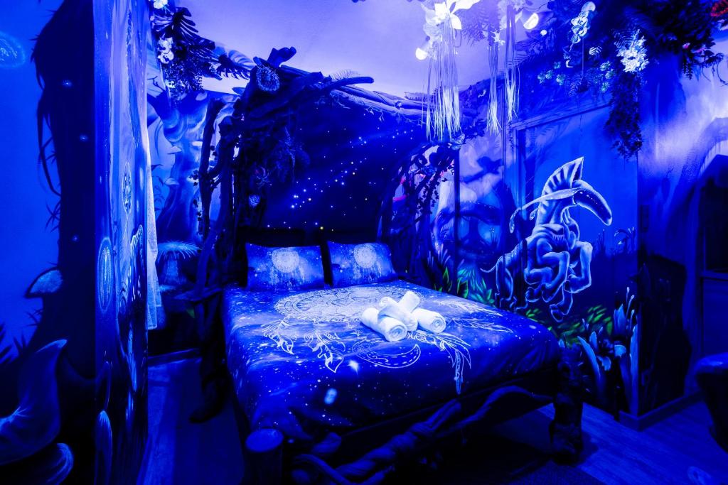 a blue room with a bed with teddy bears on it at Avataar - L'arbre de Pandoraa in Belfort