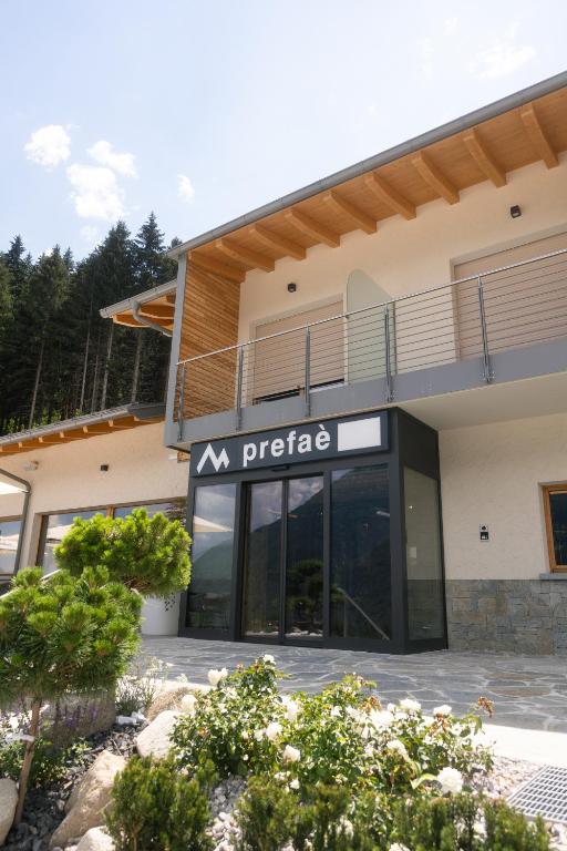 ein Gebäude mit einem Schild, auf dem „direkt“ steht in der Unterkunft Malga Prefaè in Commezzadura