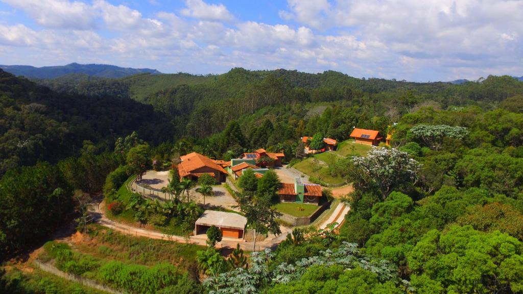 佩德拉阿祖爾的住宿－Pousada Vale Du'Carmo，森林中间房屋的空中景观