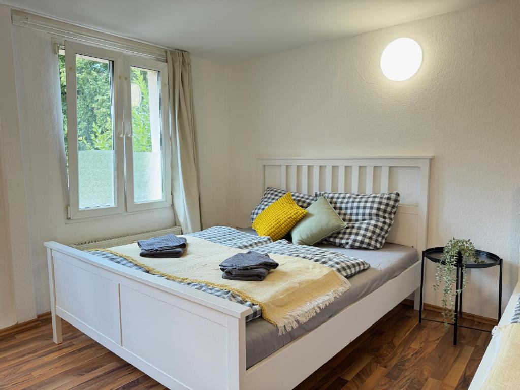 a bed with two towels on it in a bedroom at Gemütliches Studio direkt am Marktplatz Boppard in Boppard