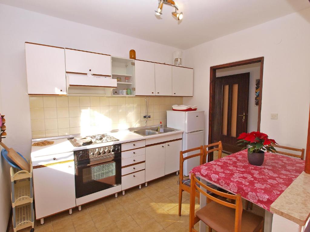 Kuchnia lub aneks kuchenny w obiekcie Apartments Biskupije 940
