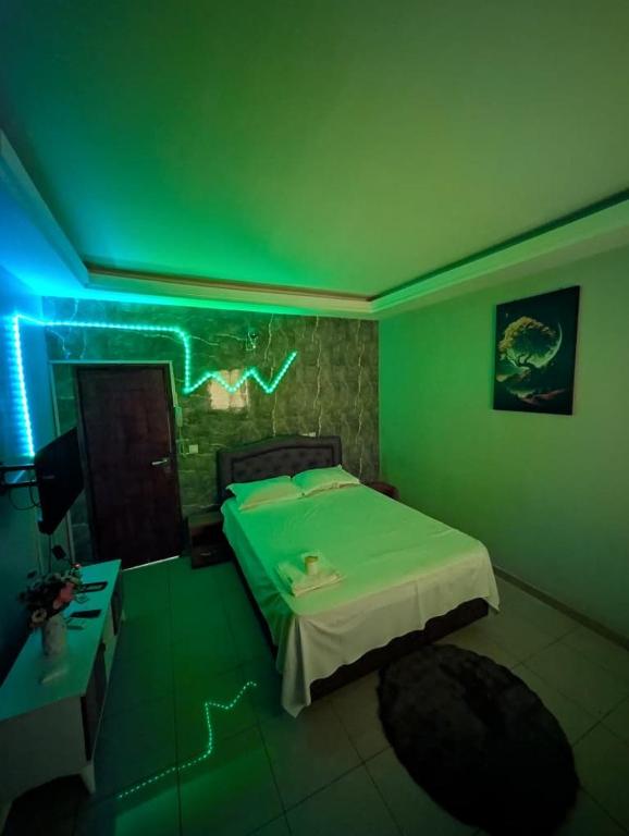 a green room with a bed and a green ceiling at Résidence ivoire in Yamoussoukro