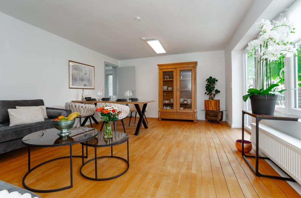 a living room with a couch and a table at App Ankerplatz in Morsum