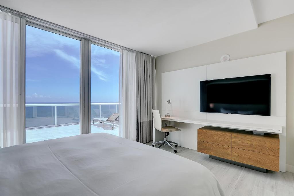 Hilton Fort Lauderdale Beach Resort - 