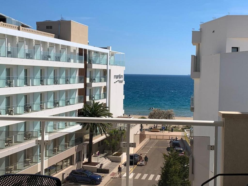 Beachfront apartment with panoramic sea views