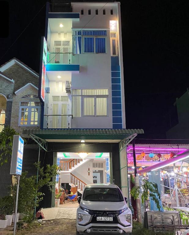 a car parked in front of a tall building at Nhà Nghỉ Motel NGỌC KIM NGÂN in Quy Nhon
