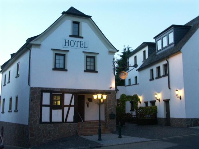 un bâtiment d'hôtel avec un panneau indiquant l'hôtel dans l'établissement Hotel Restaurant Zur Pfanne, à Coblence