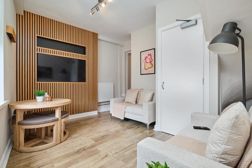 a living room with a couch and a table at Cosy Two Bed House (16BLR) in Leeds