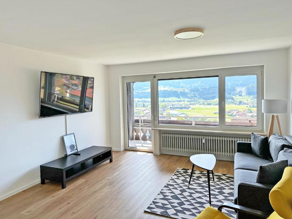 ein Wohnzimmer mit Sofa und Tisch in der Unterkunft Panoramapause in Wertach